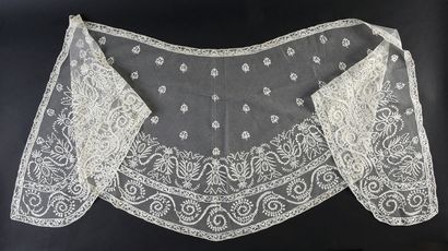 null Large fichus in lace, bobbins and application, early nineteenth century.
A fichu...