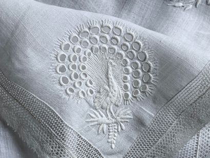 null Deux grands mouchoirs brodés, 1re tiers du XIXe siècle En linon fil de main...
