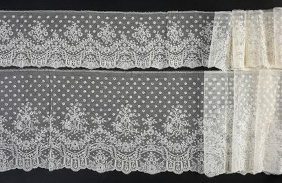 null Long and wide lace ruffle of Mechelen, 2nd half of the nineteenth century.
Set...