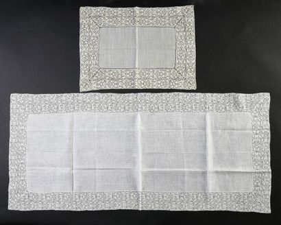 null Table runner and doily, Binche, spindles, beginning of the XXth century.
Of...