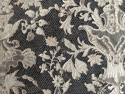 null Rare large bottom of dawn in lace of Argentan, needle, about 1740-50. 
 Sumptuous...