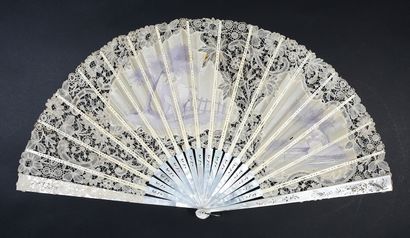 null Large folded fan, painted silk and Duchesse de Bruges, late 19th century.
Leaf...