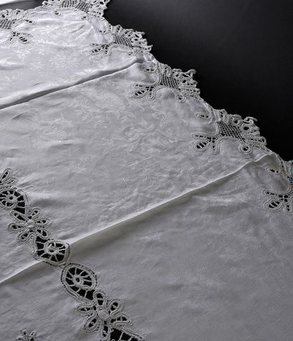 null Damask and lace tablecloth, 1st half of the XXth century.
In damask decorated...