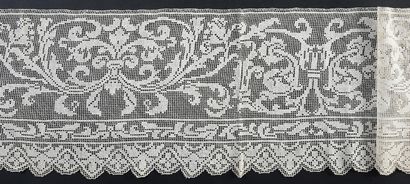 null Large border in embroidered net, end of the XIXth century.
In cream colored...