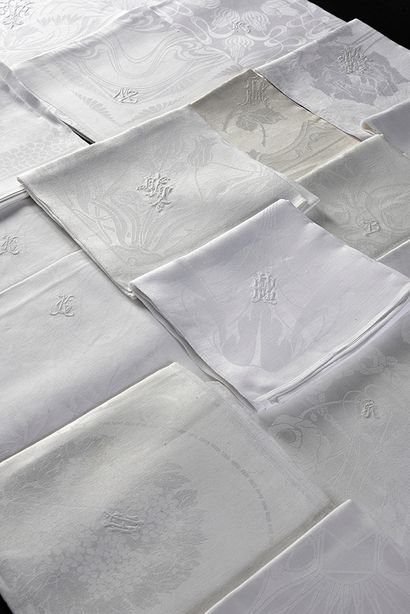 null Serviettes de table damassées, vers 1900 et 1930.
Vingt serviettes à beaux décors...