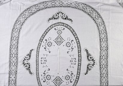  Banquet tablecloth in canvas and lace, 1st half of the 20th century. Oval shape...
