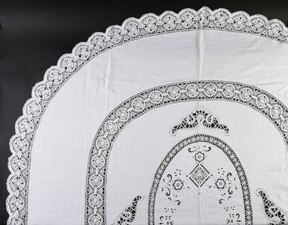 null Banquet tablecloth in canvas and lace, 1st half of the 20th century.
Oval shape...
