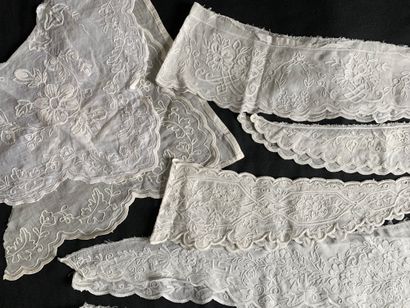 null Embrasures and small curtains in lace, 2nd half of the 19th century.
A pair...