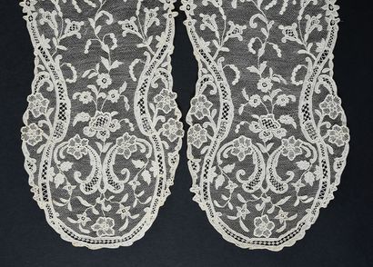 null Tie in lace of Alençon, needle, 2nd half of the XIXth century.
With undulating...