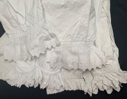 null Lingerie féminine, broderie et dentelle, fin du XIXe début du XXe siècle.
Deux...