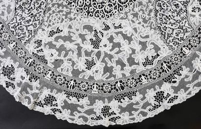 null Round lace tablecloth, mid-twentieth century.
In composite lace mounted in a...