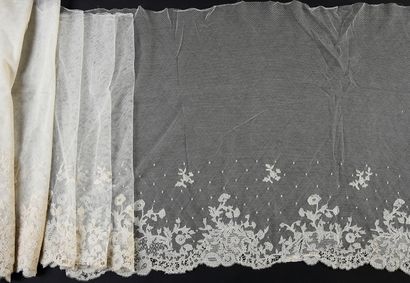 null Large volant pour la robe, Carrickmacross, 2nde moitié du XIXe siècle.
A décor...