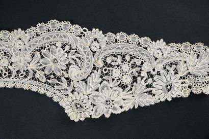 null Handkerchief and collar in lace, Belgium, late 19th century.
Both in ivory cotton,...