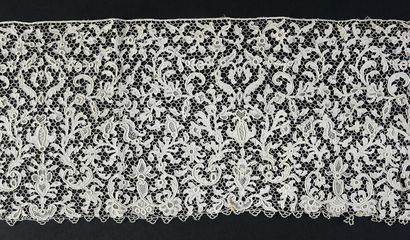 null Three borders in needle lace, end of the XIXth century.
A large border with...