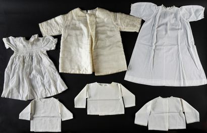 null Linge de lit et layette pour nouveau né, en broderie et dentelle, début du XXe...