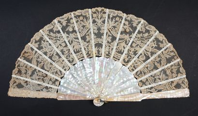 null Folded fan, Burano lace, needle, circa 1900.
Leaf with elegant mirror decoration...