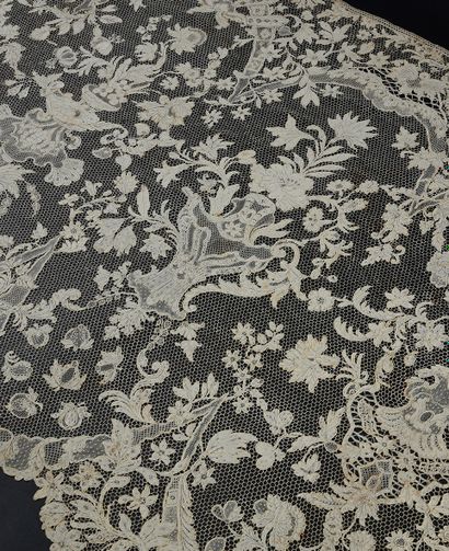 null Rare large bottom of dawn in lace of Argentan, needle, about 1740-50. 
 Sumptuous...