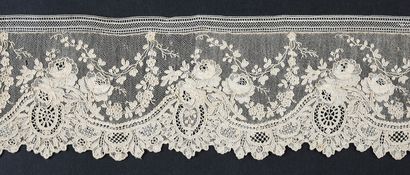 null Two borders in lace of Alençon, needle, about 1860-80.
With decoration well...