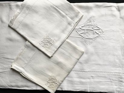 null Bed set, sheet and its pillowcases, beginning of the XXth century.
Large sheet...