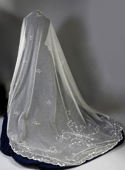 null Voile de mariée, application Princesse, Belgique, début du XXe siècle.
En forme,...