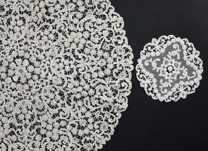 null Centerpiece and doilies, bobbin lace, 1st half of the 20th century.
Round shape,...