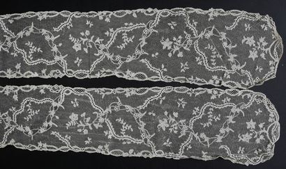 null Rare pair of Brussels lace pins, circa 1770-80.
Delicate decoration of undulating...