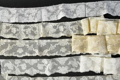 null Sixteen Valenciennes lace borders, spindles, circa 1750-70.
In cream to ivory...