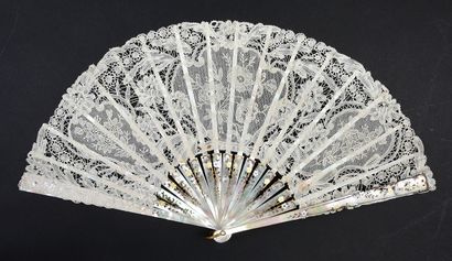 Folded fan, Duchess of Brussels, spindles,...