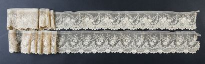 null Two borders in lace of Alençon, needle, about 1860-80.
With decoration well...