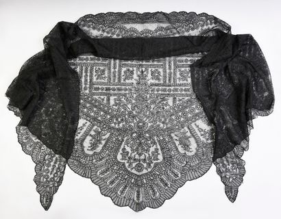 Triangular mechanical Chantilly lace shawl,...