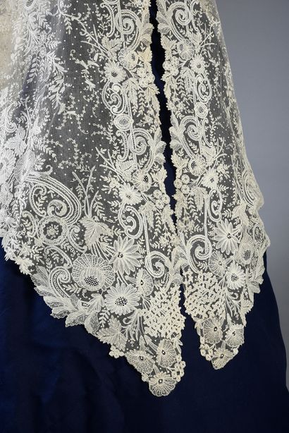 null Sumptuous shawl in application of Brussels, 2nd half of the 19th century.
Triangular...