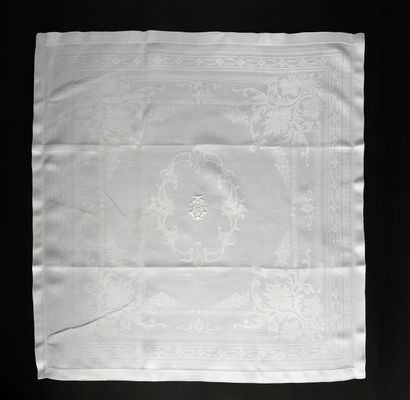 null Beautiful damask table service, large tablecloth and twelve napkins, early twentieth...