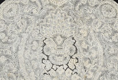 null Rare bottom of bonnet, Brussels, spindles, circa 1710-20.
In spindle lace of...