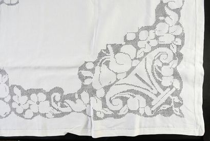 null Embroidered table service, tablecloth and eleven napkins, 1st half of the XXth...