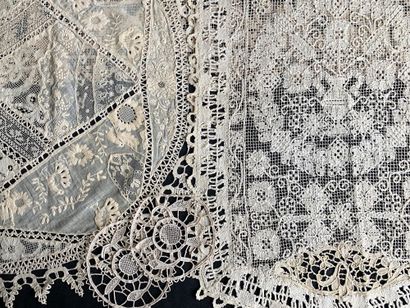 null Gathering of tablemats and centerpieces embroidered and in lace, XIXth and beginning...