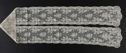 null Tie in Valenciennes, spindles, circa 1870-80.
Repeating decoration of branches...