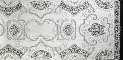 null Sumptuous lace and embroidered ceremonial tablecloth, Italy, 1st half of the...