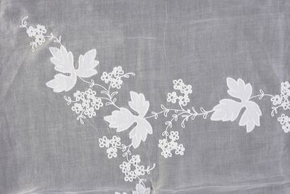 null Tablecloth in embroidered organza, table runner and placemats, 2nd half of the...