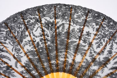 null Large folded fan, Chantilly lace, spindles, end of the 19th century.
The leaf...