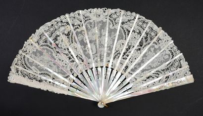 null Folded fan, Duchess of Brussels, spindles, end of the XIXth century.
Leaf with...