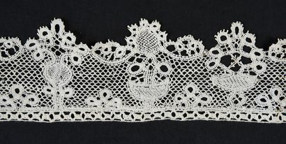 null Lace borders, Flanders and Milan, spindles, XVIIIth century.
A large border...