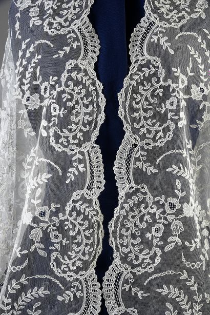 null Bridal shawl, Brussels application, 2nd half of the 19th century.
Triangular...