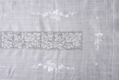 null Table service, tablecloth and twenty-four napkins in embroidered organza, 1st...