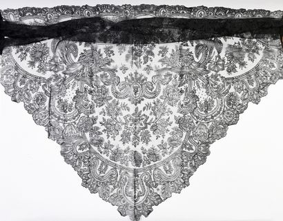 null Shawl with a point, Chantilly with spindles, 2nd half of the XIXth century.
Decorated...