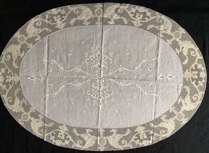 null Centres de table, broderies et dentelle aux fuseaux, début du XXe siècle.
Un...