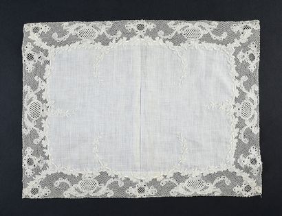 null Doily, war lace, bobbins, Belgium, circa 1914-1918.
In embroidered linen, the...