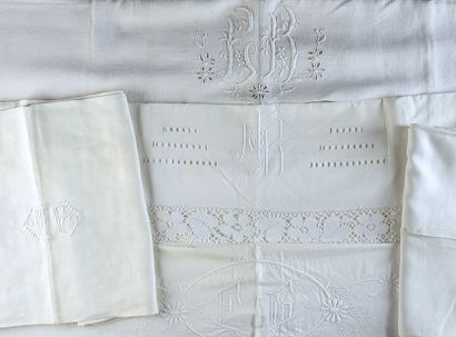 null Three embroidered top sheets, beginning of the 20th century.
Three sheets in...