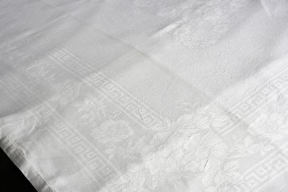null Two large damask tablecloths, 2nd half of the XIXth century.
In linen damask,...