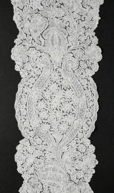null Pair of bonnet beards, Brussels, spindles, circa 1715-25.
In Brussels lace "Point...