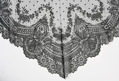 null Lozenge shawl, Chantilly, circa 1860-80.
Small shawl or mantilla of lozenge...